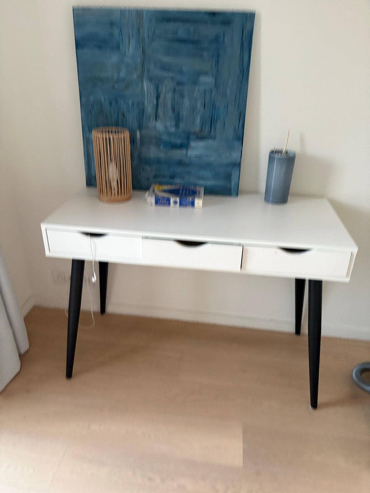 Wit bureau met zwarte poten+laden, Freya,  Dingus / mørteens, Huis en Inrichting, Gebruikt, Met lades, Spaanplaat of MDF, Ophalen of Verzenden