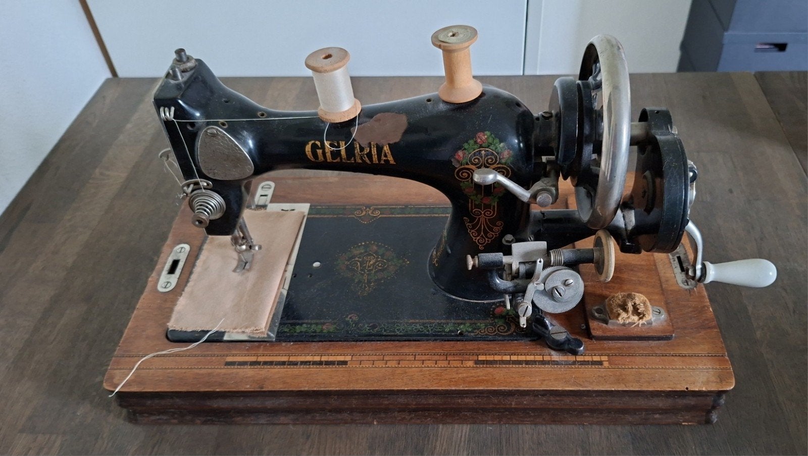 Ouderwetse Gelria handnaaimachine, Ophalen