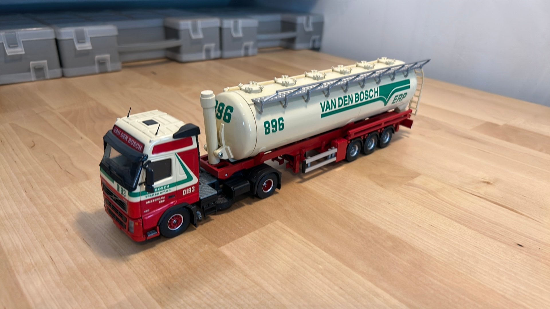 Lion Toys Volvo FH met silo oplegger van den Bosch, Ophalen of Verzenden, Zo goed als nieuw, Bus of Vrachtwagen, Lion Toys