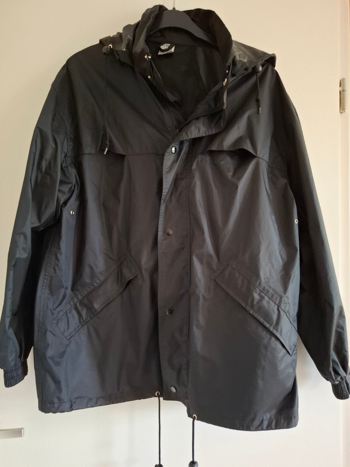 Nieuw! Zwarte regenjas van Hema, S/M, unisex, Ophalen of Verzenden, Nieuw, Regenjas
