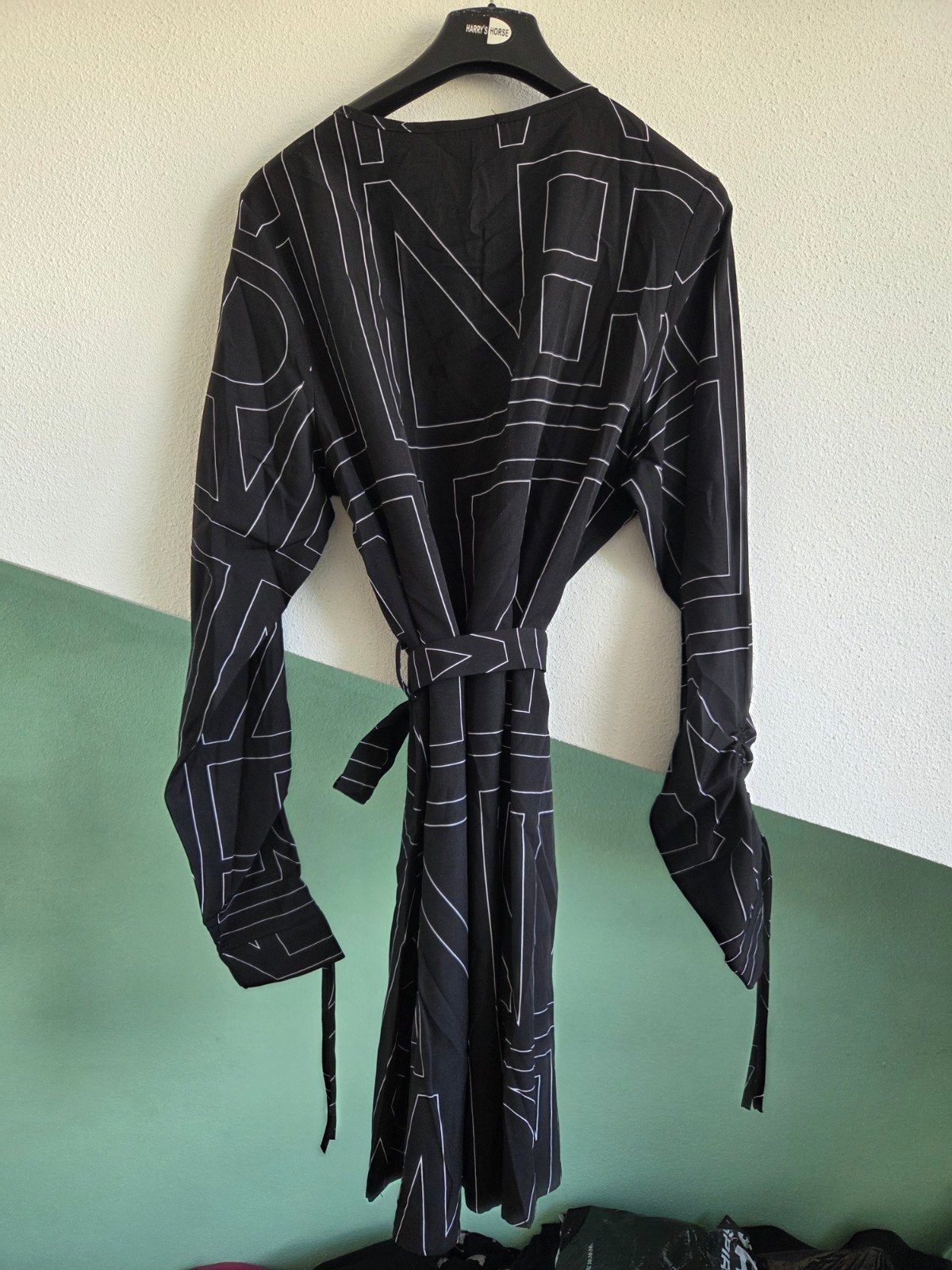Lofty Manner Zwarte Jurk met Grafische Print Maat L, Maat 42/44 (L), Nieuw, Ophalen of Verzenden, Knielengte