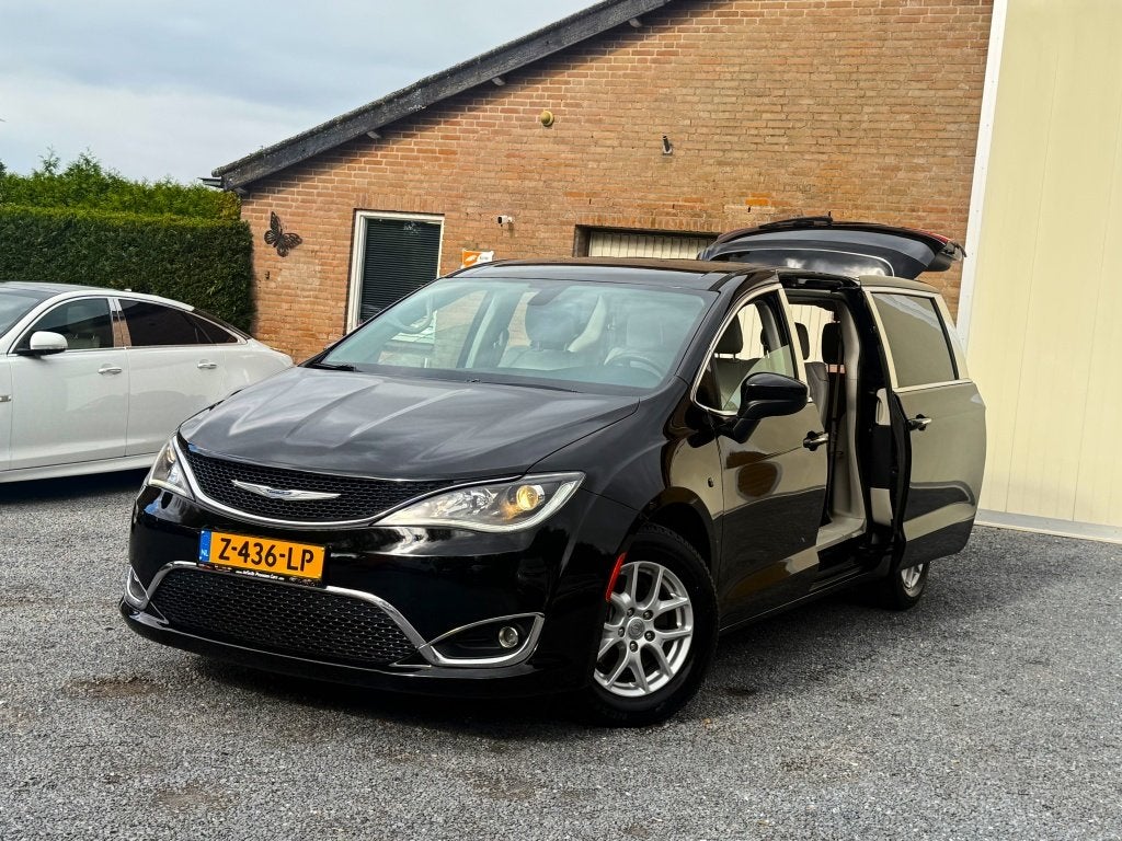 Chrysler Grand Voyager 3.6 V6 LIMITED J.DAIMLER STOW&GO BLAC, Auto's, Dealer onderhouden, Gebruikt, Grand Voyager, Zwart