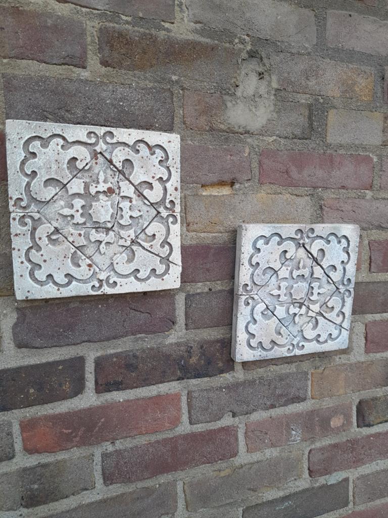 Bijna gratis 2 x brocante vintage landelijke tuin tegels set, Ophalen, Gebruikt