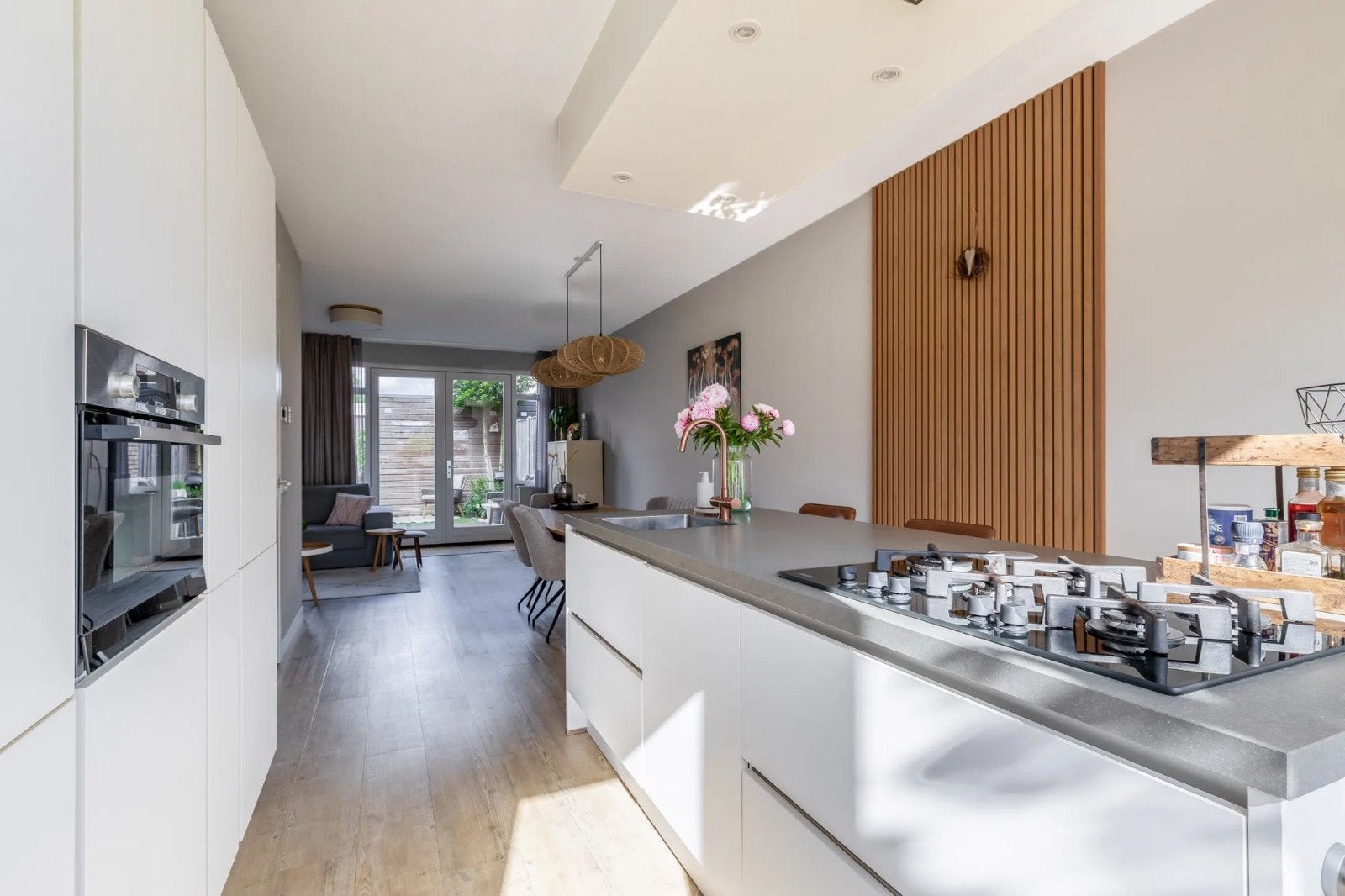 moderne Keuken compleet met ruim kookeiland, Ophalen, Wit, Zo goed als nieuw, Composiet