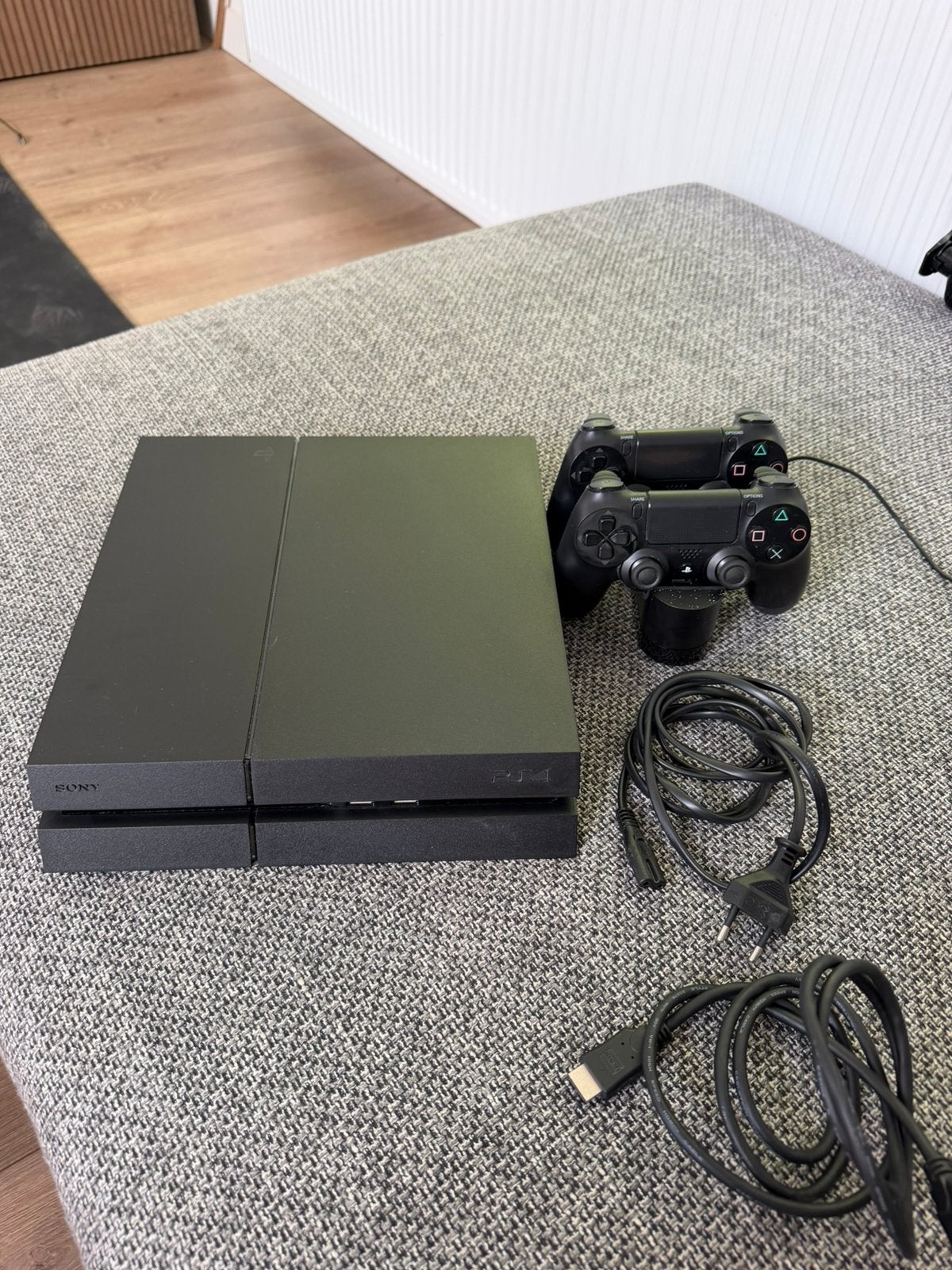 PlayStation 4 + 2 controllers + oplaadstation, Ophalen, Met 2 controllers, Original, 500 GB