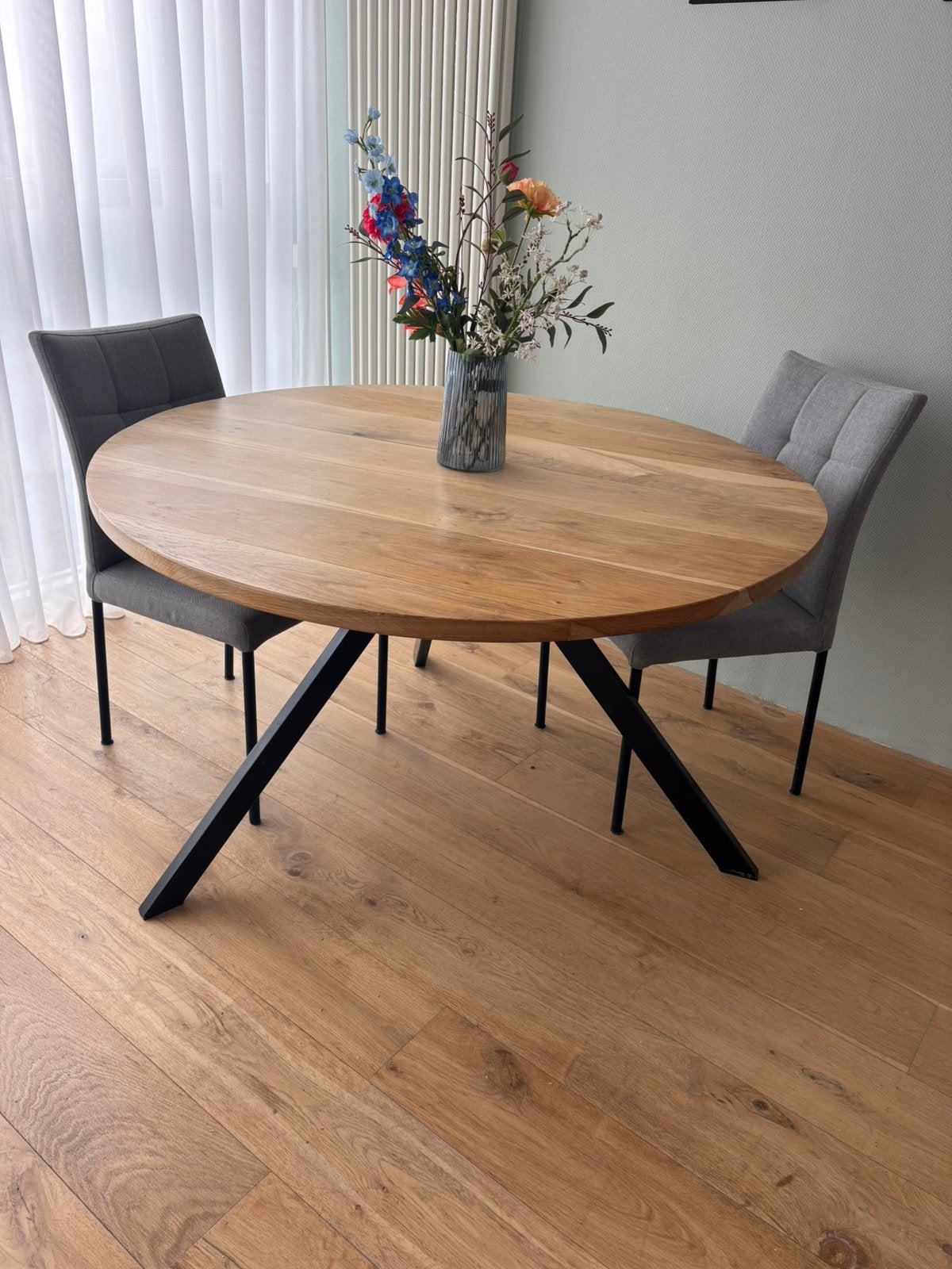 Ronde massief eiken eettafel 140 cm – handgemaakt, Huis en Inrichting, Ophalen, Zo goed als nieuw, Vier personen, 100 tot 150 cm
