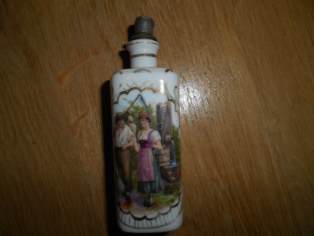 porselijnen antiek parfum flesje, Ophalen of Verzenden