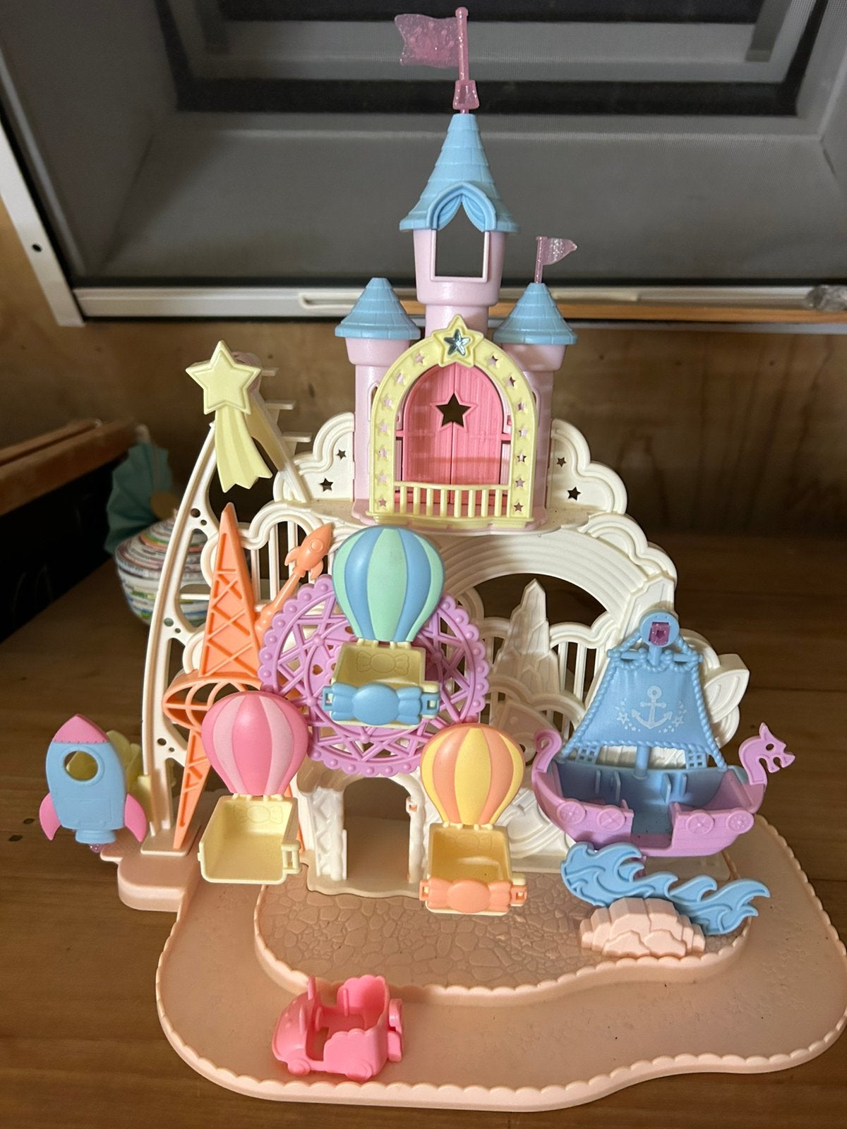 Sylvanian castle + huisje, Ophalen, Zo goed als nieuw, Poppenhuis