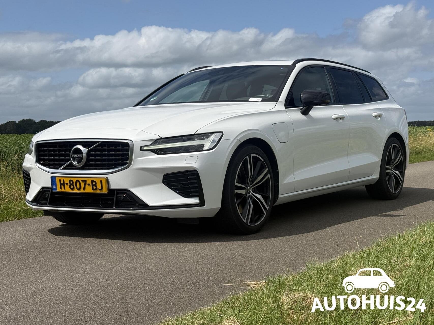 Volvo V60 2.0 T8 Twin Engine AWD 390pk R-Design 360|PANO|HUD, Automaat, Gebruikt, 4 cilinders, Wit
