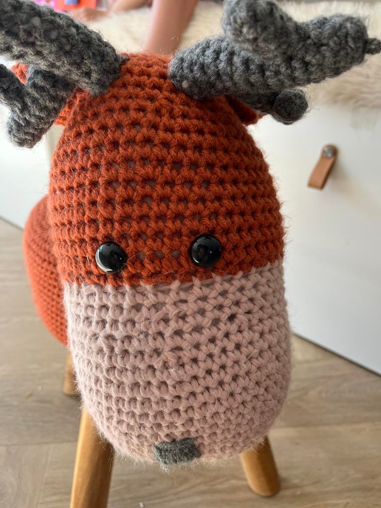 Leuk gehaakt dieren krukje - Rendier, Huis en Inrichting, Krukjes, Ophalen, Zo goed als nieuw, Hout