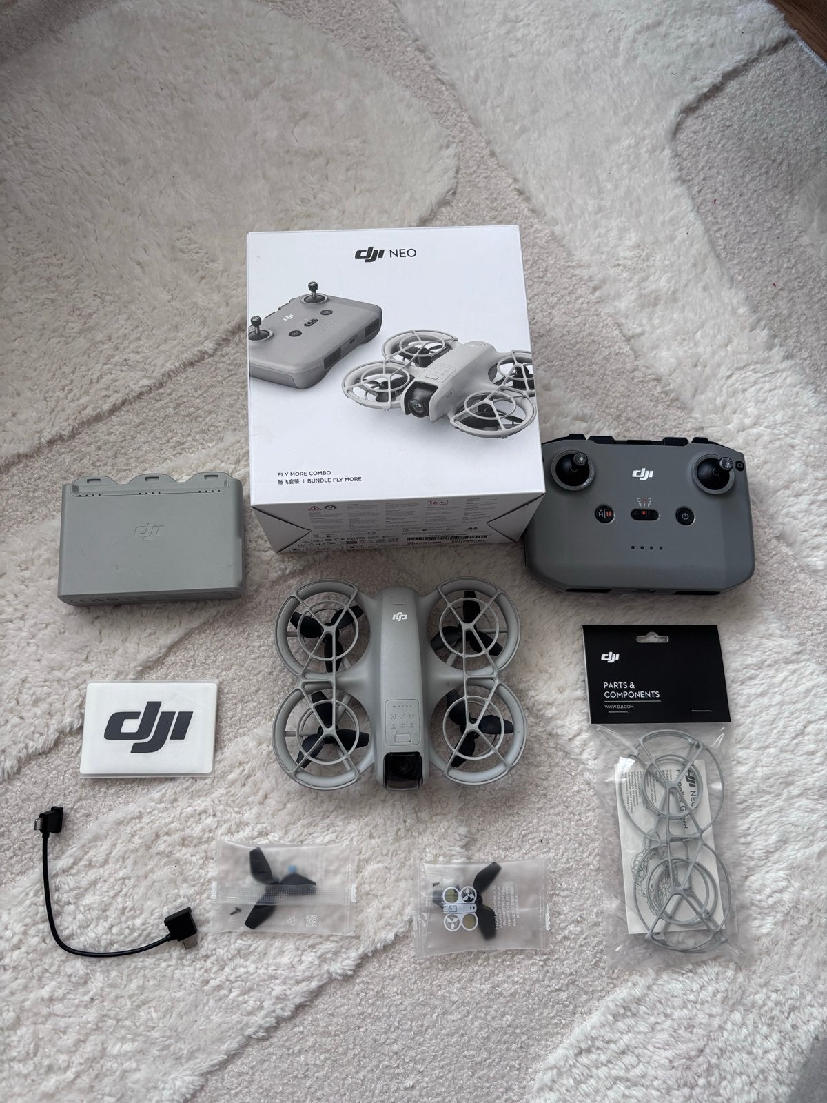 DJI Neo drone met 4 accu's, controller en accessoires, Cameradrone, Extra accu('s), Zo goed als nieuw, DJI