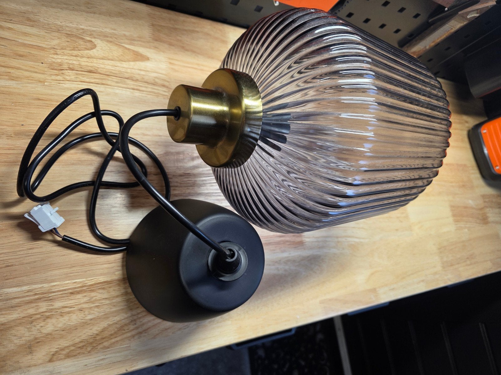 Moderne hanglamp met geribbeld glas en messing accent, Ophalen, E27 (groot), Zo goed als nieuw, Glas