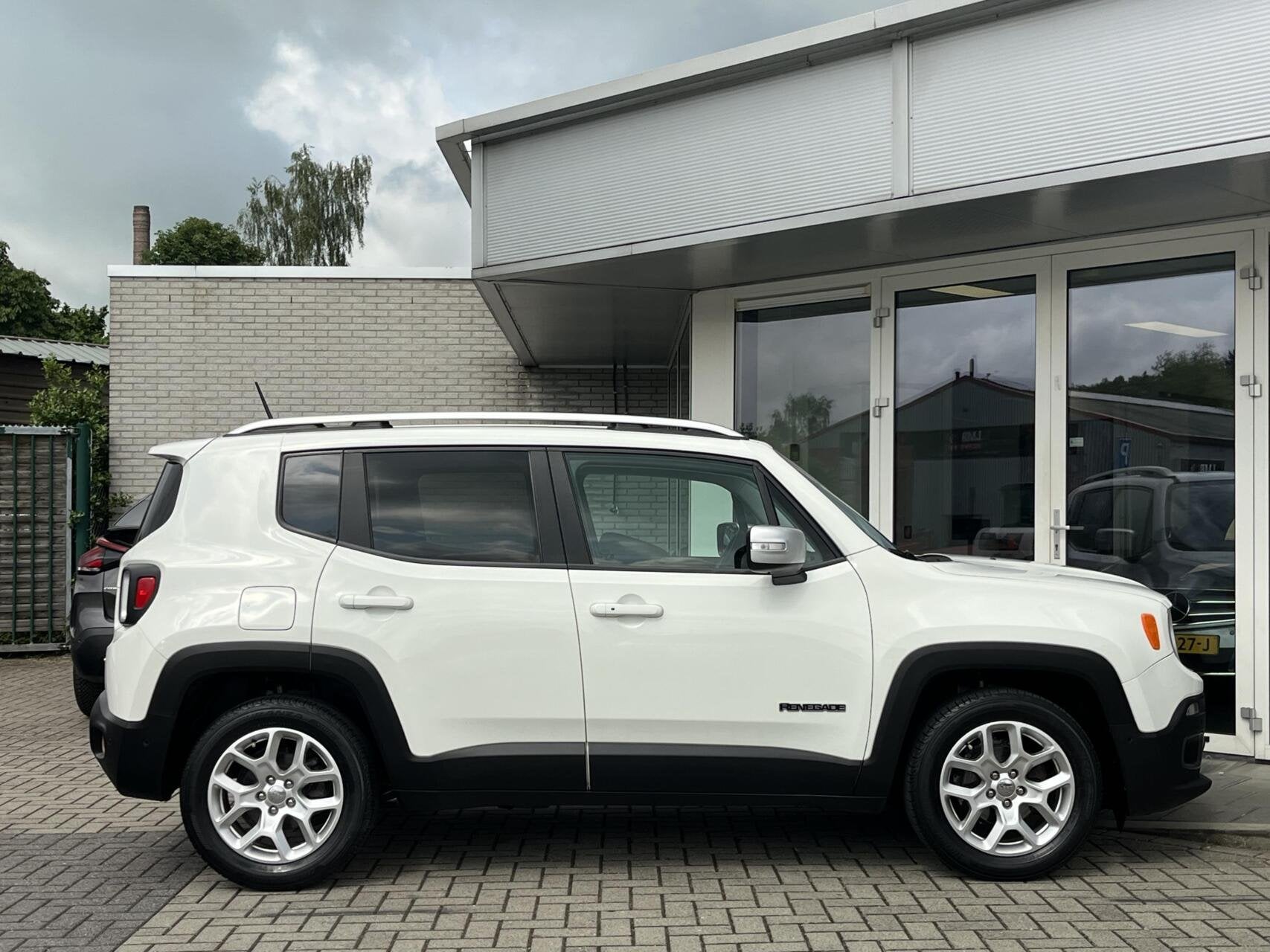 Jeep Renegade 1.4 MultiAir Limited LEDER+STOEL/STUURVERW., Voorwielaandrijving, Gebruikt, 400 kg, Wit