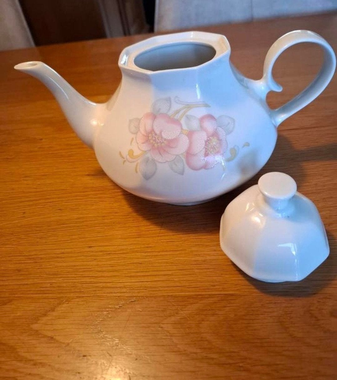 Vintage Zaječar porseleinen theepot met rozenmotief, Overige merken, Vintage, Ophalen of Verzenden, Zo goed als nieuw