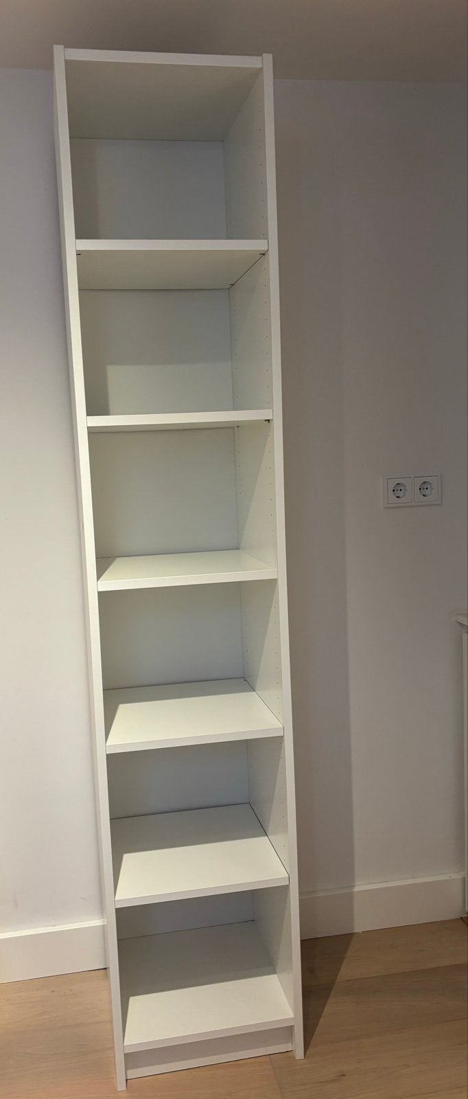 Witte smalle boekenkast met verstelbare planken, Huis en Inrichting, Met plank(en), Minder dan 50 cm, Gebruikt, 200 cm of meer