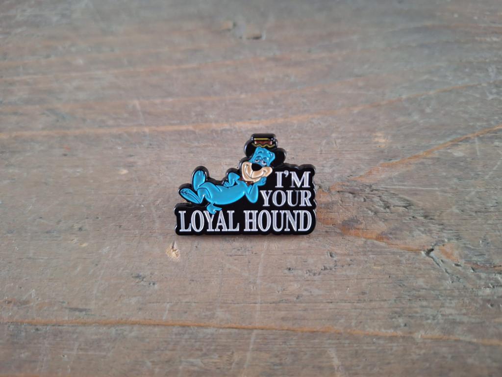 1 pin van Huckleberry Hound met tekst I'm your loyal hound, Ophalen of Verzenden, Nieuw, Overige onderwerpen, Speldje of Pin