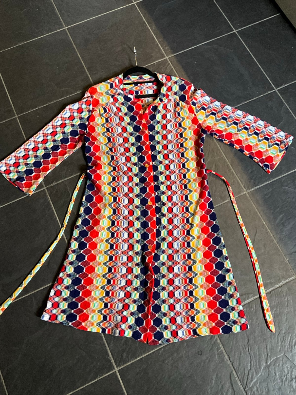 Vintage kleurrijke jurk met geometrisch patroon, Kleding | Dames, Maat 42/44 (L), Zo goed als nieuw, Knielengte, Meerkleurig