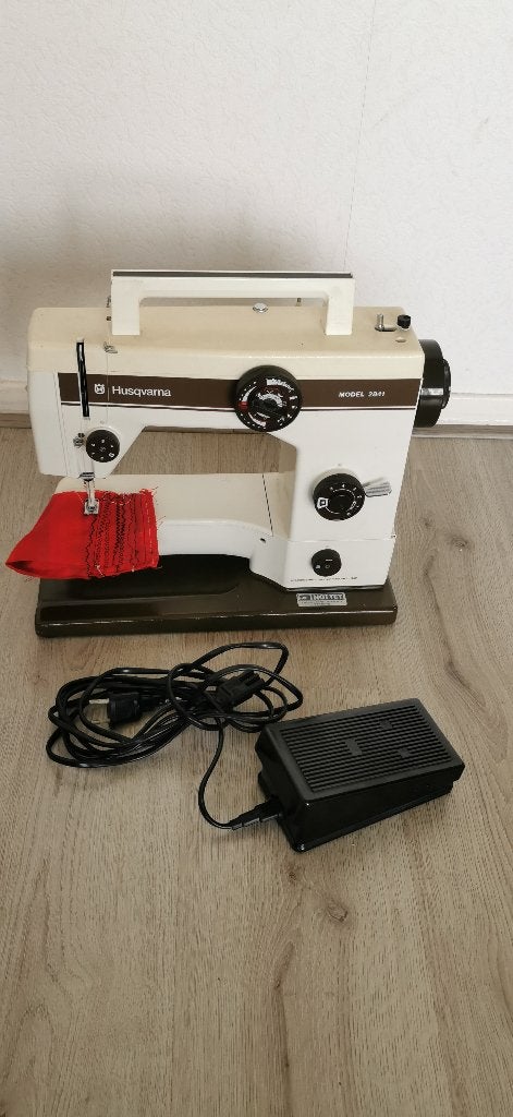 Naaimachine Husqvarna 2841 Dikke stoof naaien goed, Hobby en Vrije tijd, Naaimachines en Toebehoren, Ophalen of Verzenden, Zo goed als nieuw
