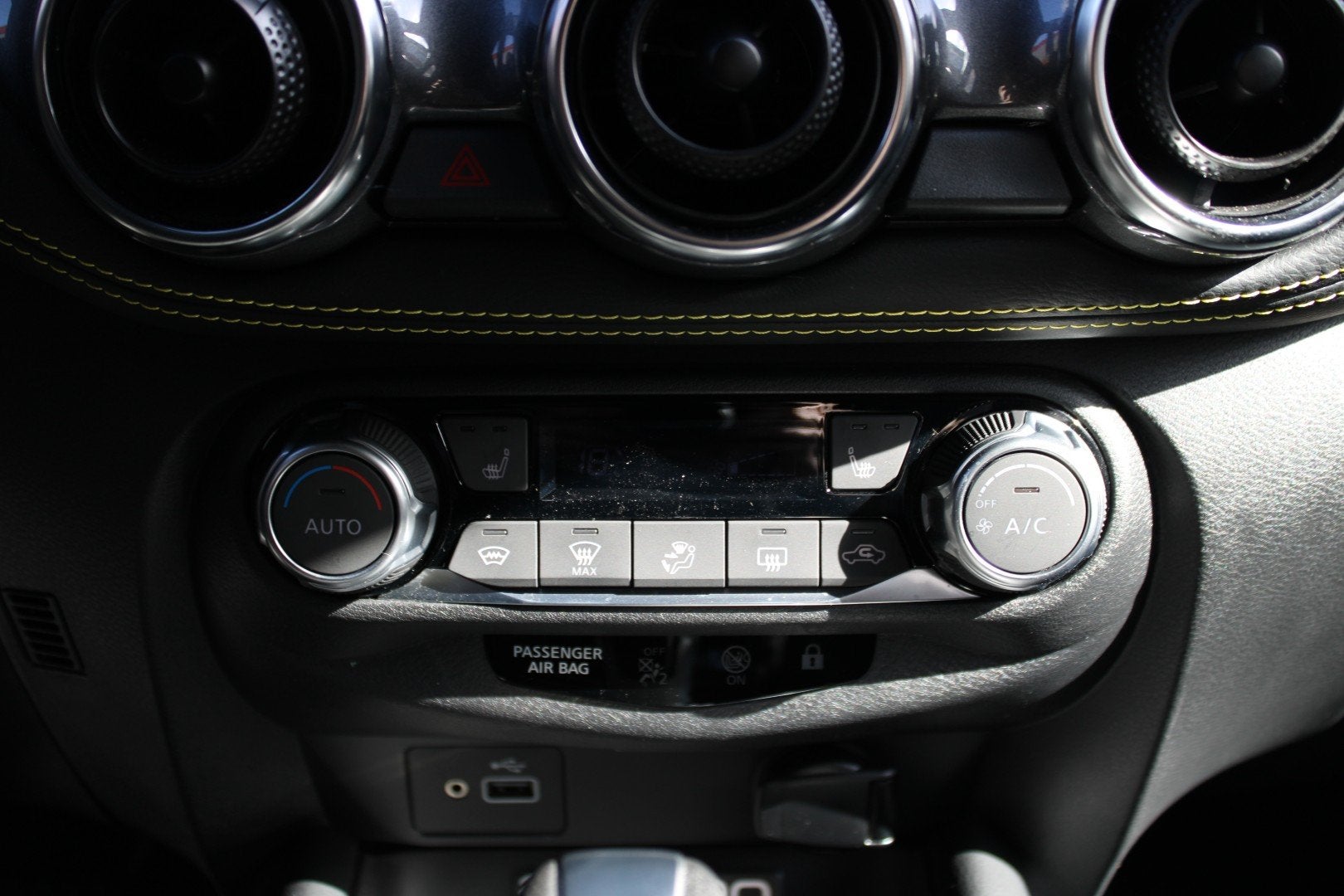 Foto 32 van NISSAN Juke 1.0 DIG-T 114pk Kiiro | Keyless | CruiseControl