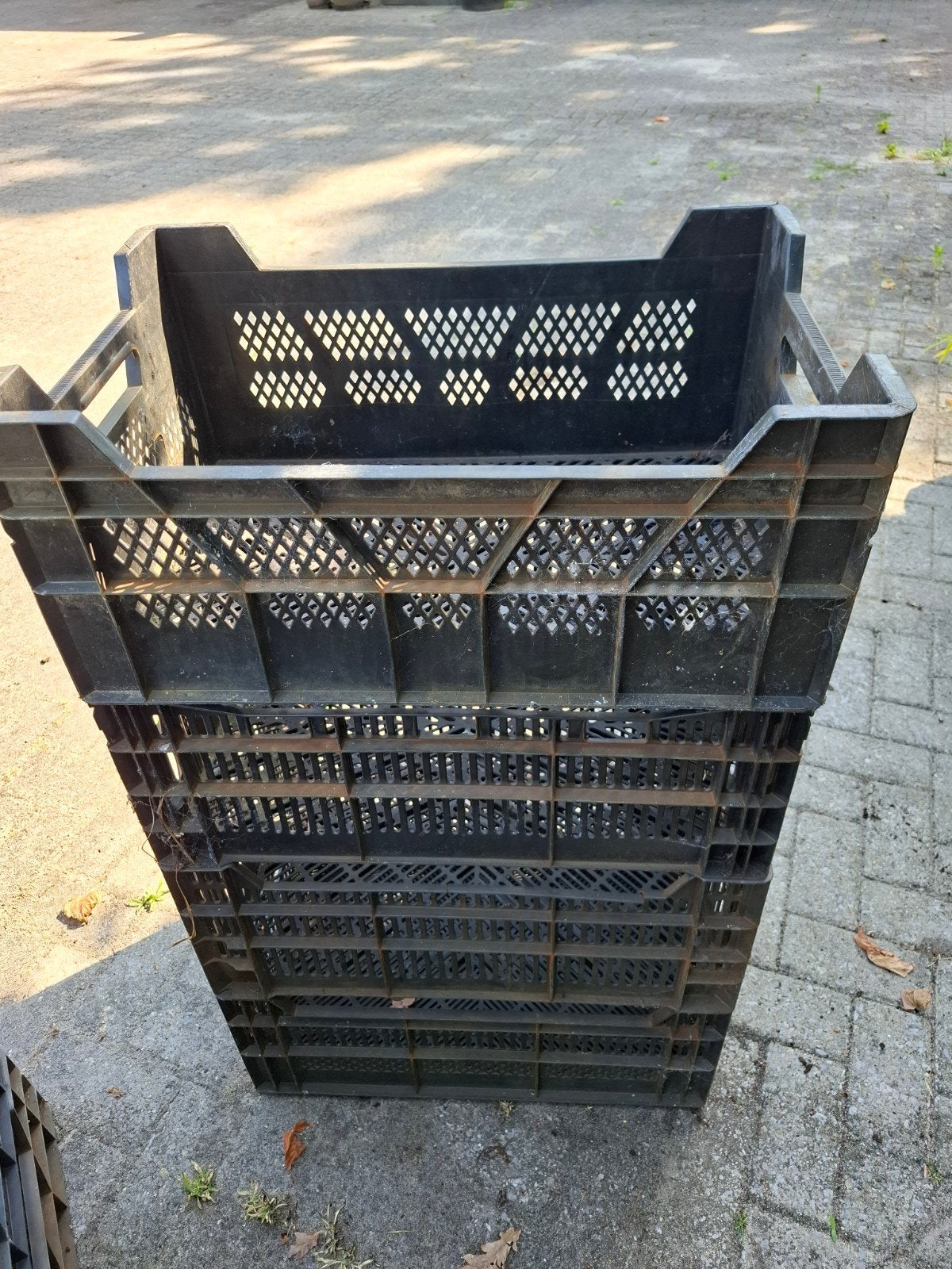 Zwarte kunststof kratten, stapelbaar / veenmankist, Ophalen, Gebruikt, 40 tot 60 cm, 50 tot 75 cm