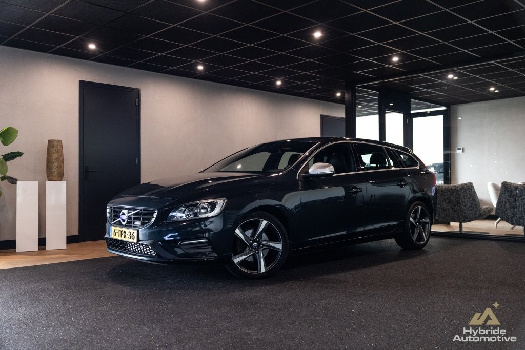 Volvo V60 1.6 T3 R-Design | Alcantara | PDC | Trekhaak |, Auto's, Volvo, Gebruikt, Zwart, 4 cilinders, 1600 kg