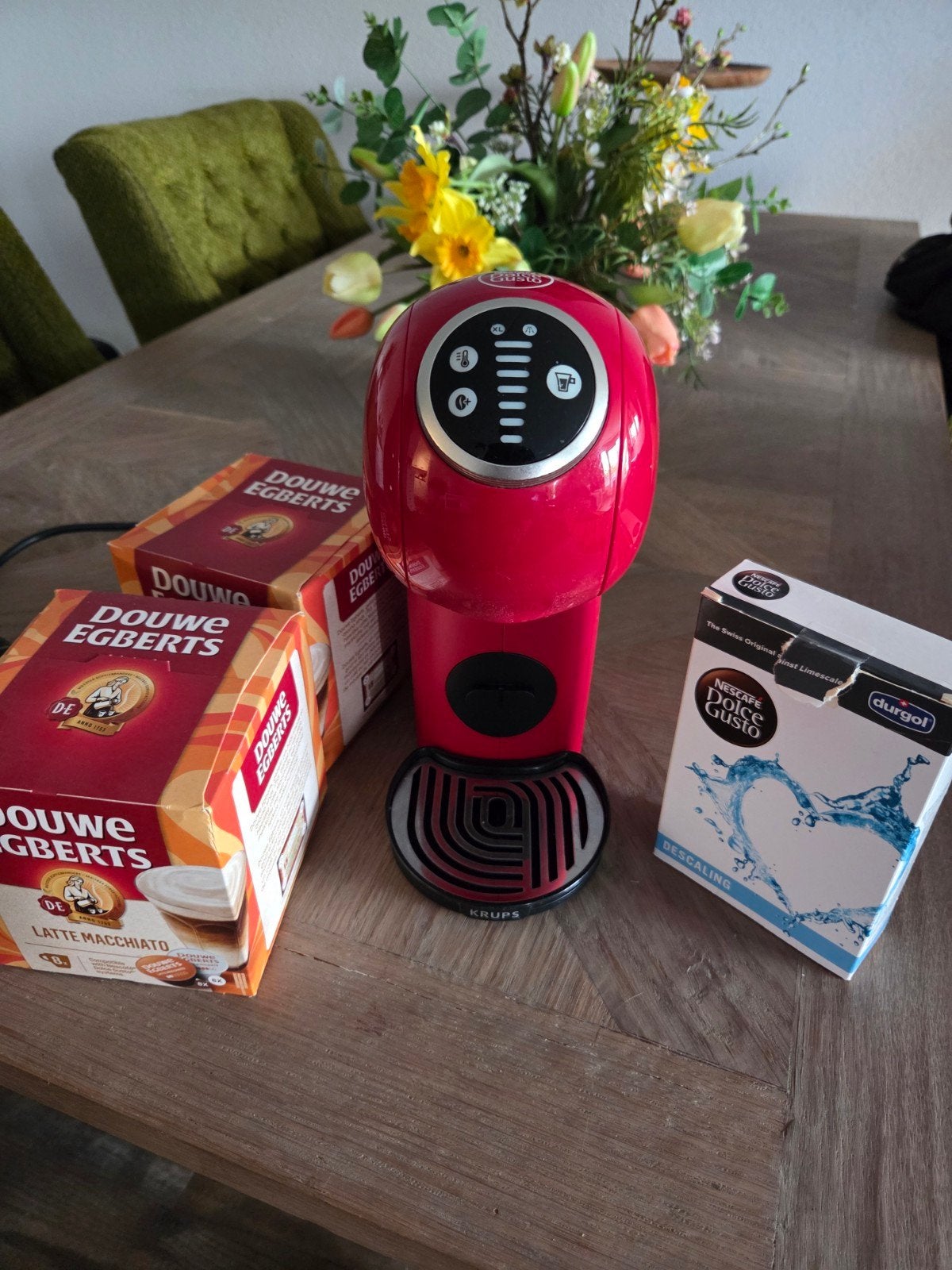 dolce gusto genio plus rood, Gebruikt, Koffiemachine, Ophalen of Verzenden, Koffiepads en cups