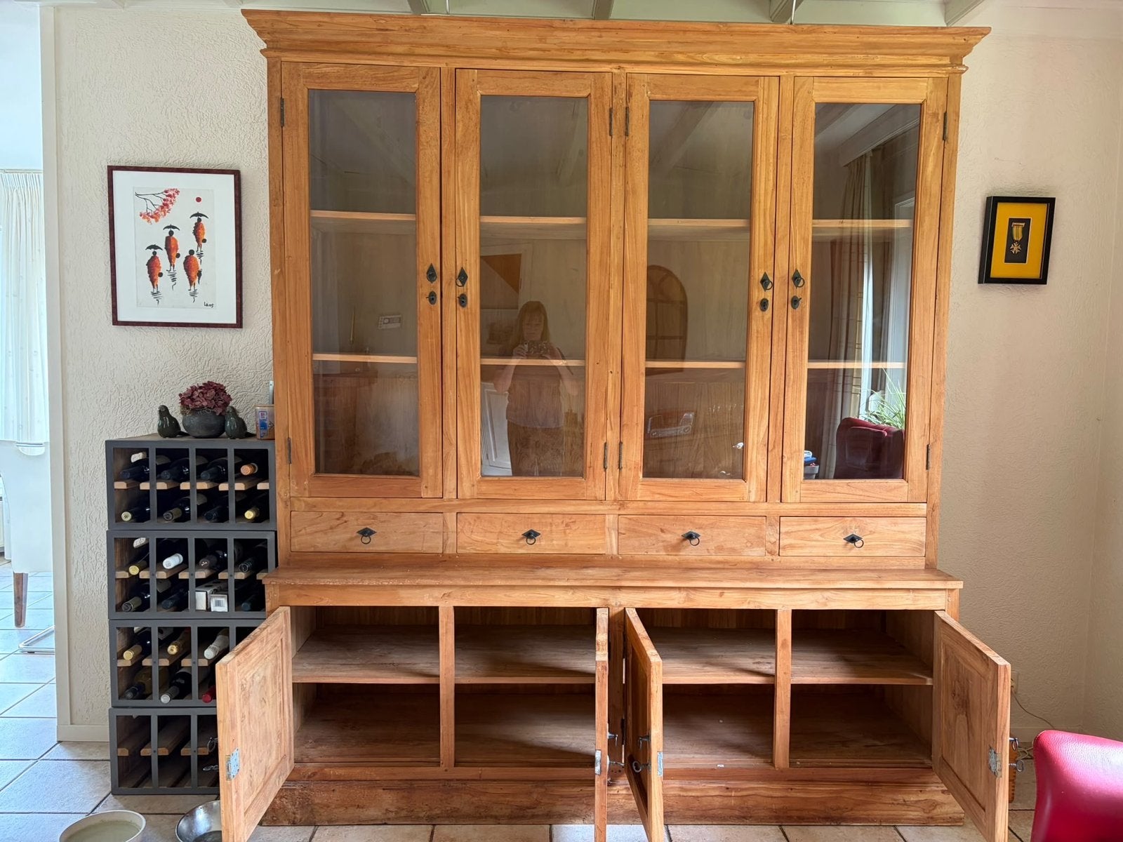 Massief houten vitrinekast met veel opbergruimte, Huis en Inrichting, Ophalen, 150 tot 200 cm, Zo goed als nieuw, Met lade(s)