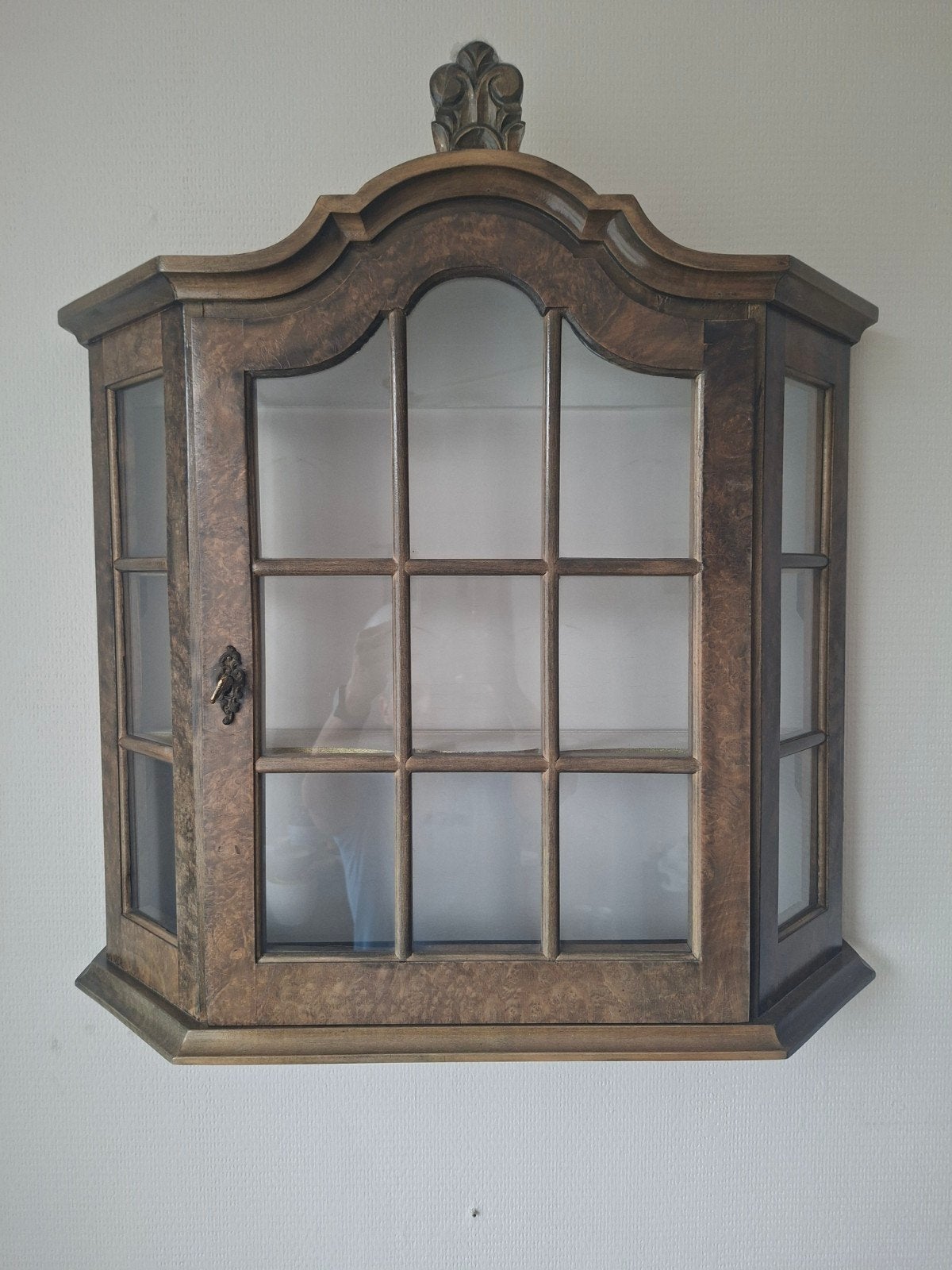 wortelnotenhout wandvitrinekast, Antiek en Kunst, Ophalen