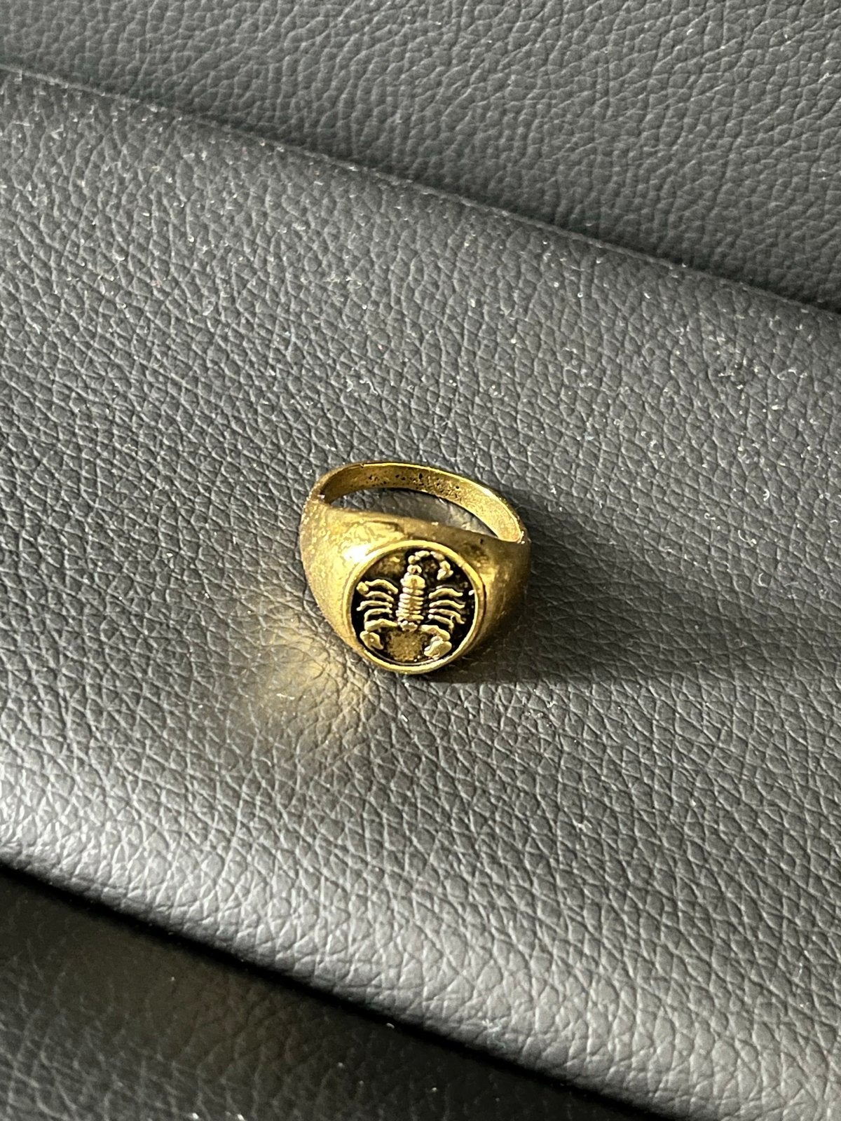 Goldplated ring met schorpioen design, Sieraden, Tassen en Uiterlijk, Overige materialen, Gebruikt, 19 tot 20, Ophalen of Verzenden