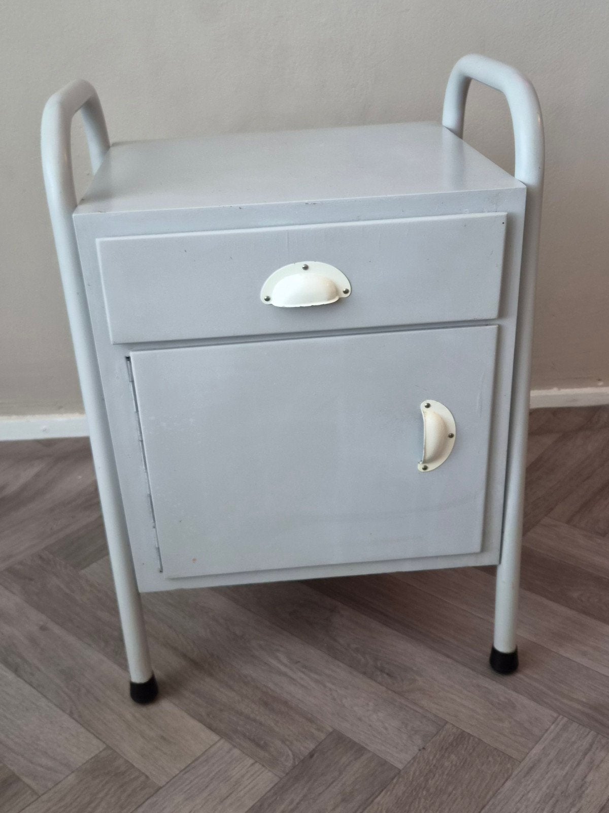 Vintage metalen ziekenhuiskastje - jaren 50 nachtkastje, Huis en Inrichting, Gebruikt, Minder dan 45 cm, Metaal of Aluminium, 55 tot 70 cm
