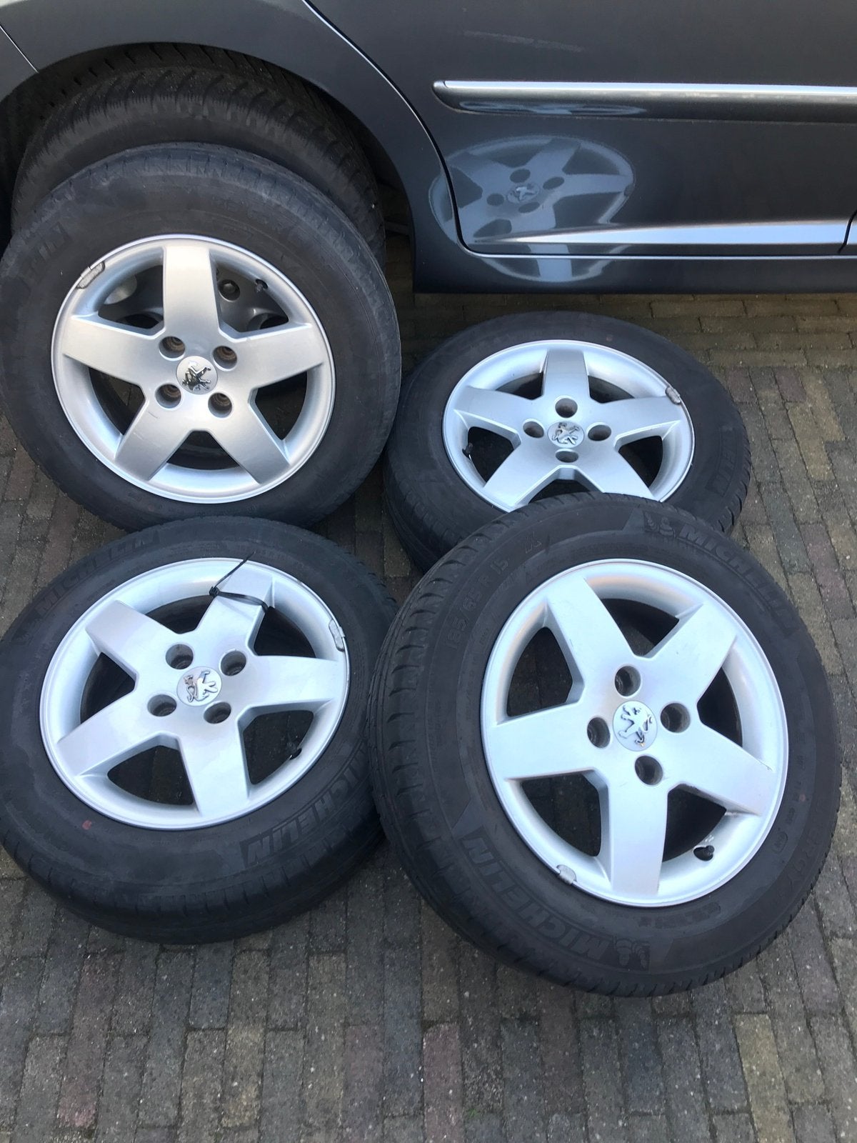 Peugeot 207 Michelin zomer banden 185 / 65 / R 15 met velgen, Auto-onderdelen, Banden en Velgen, Ophalen, Gebruikt, 15 inch, 185 mm
