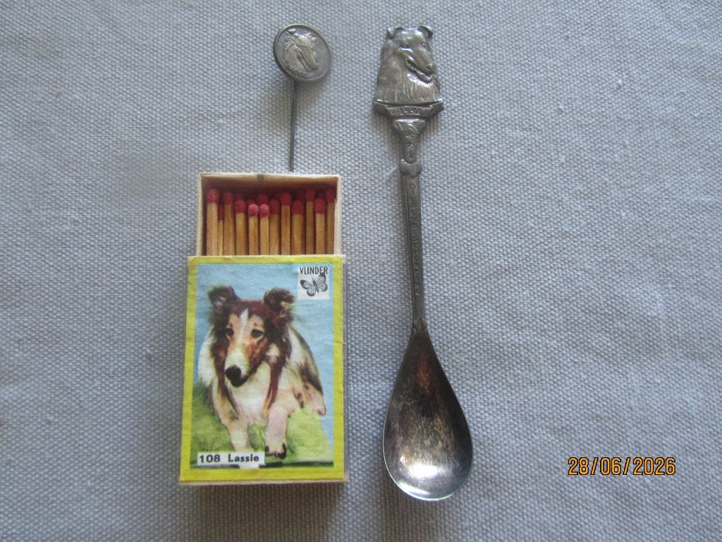 Speldje Luciferdoosje + Lepeltje Schotse Collie Lassie, Ophalen of Verzenden, Gebruikt, Dier of Natuur, Speldje of Pin