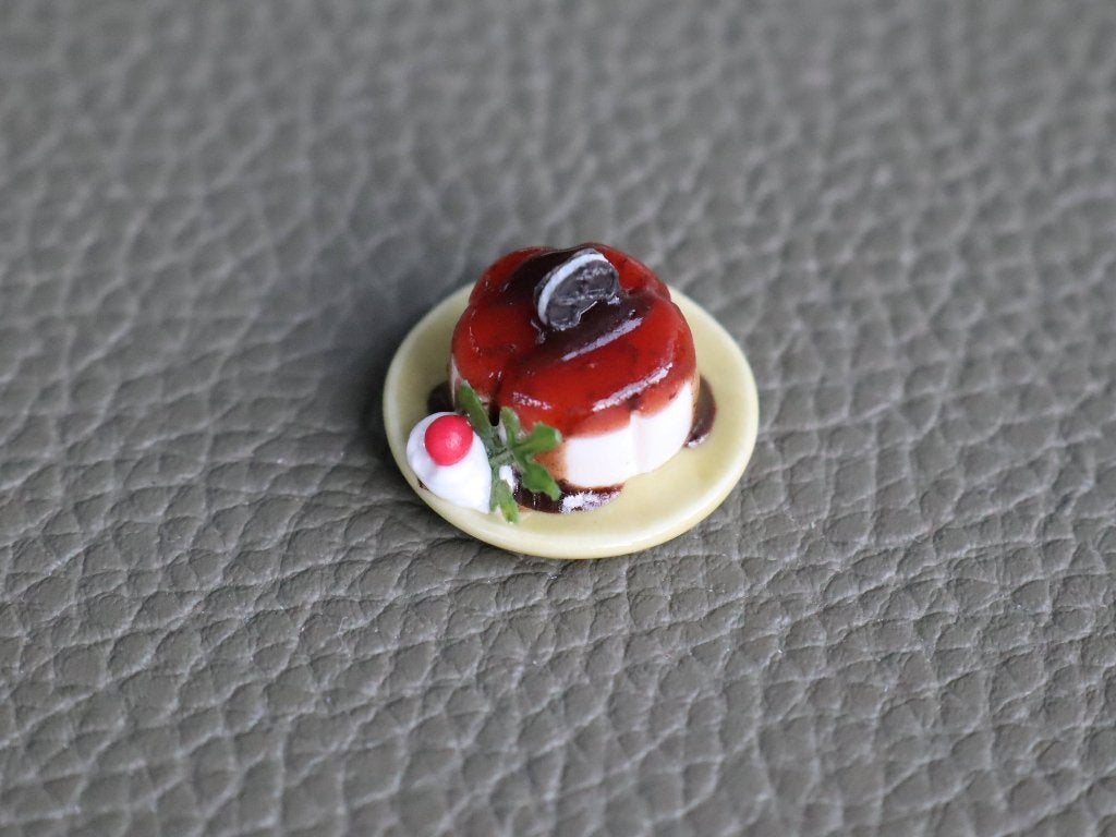 Feestelijke kerstpudding op porseleinen bord., Ophalen of Verzenden, Nieuw, Gebruiksvoorwerp