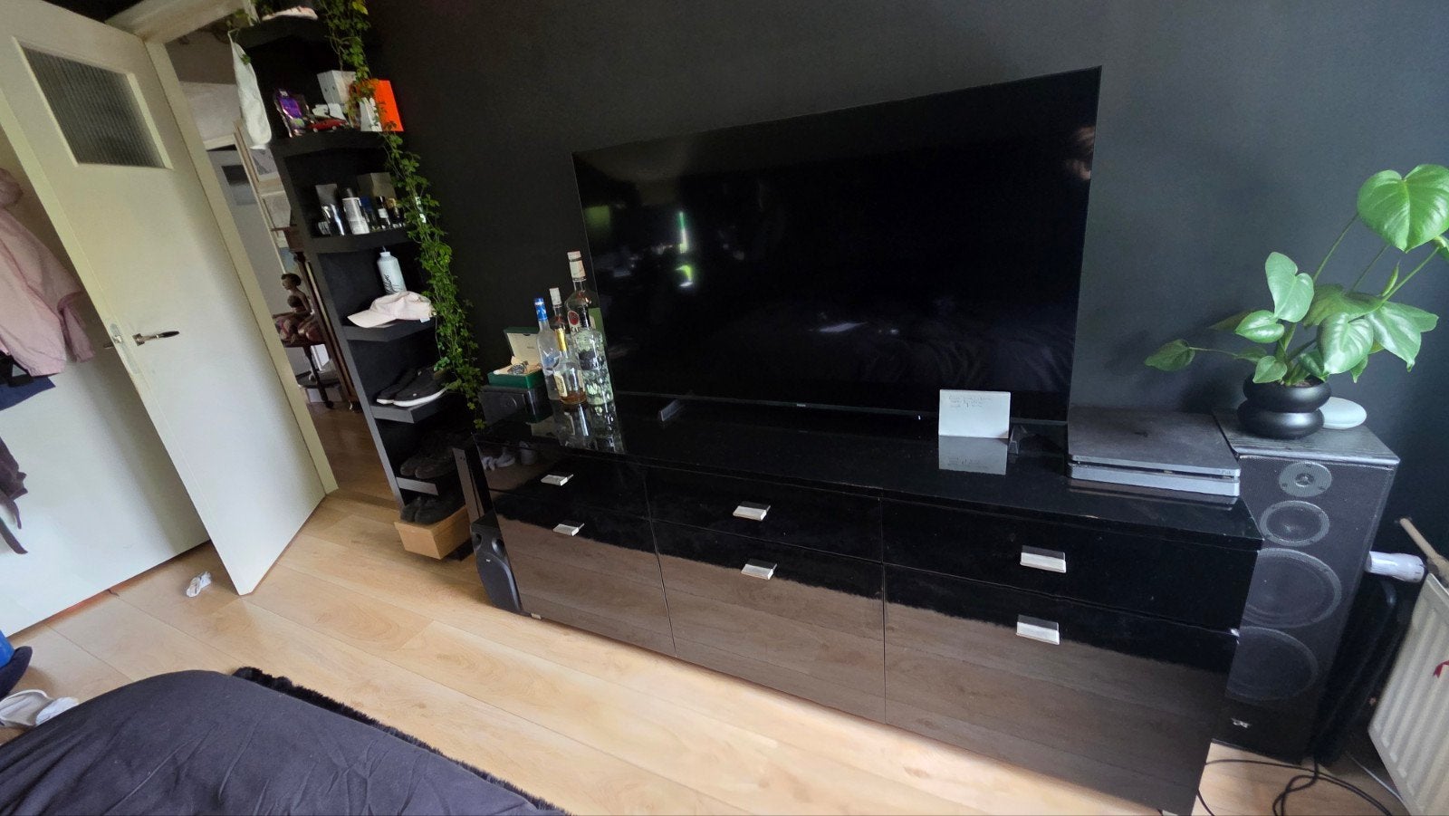 Pastoe TV Meubel Hoogglans Zwart met Rode Binnenkant, Gebruikt, 150 tot 200 cm, Ophalen of Verzenden, Minder dan 100 cm