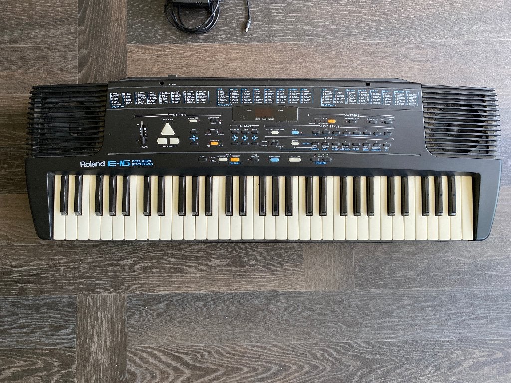 Roland E-16 Synthesizer, Muziek en Instrumenten, Synthesizers, Ophalen, Roland, Met standaard, 61 toetsen