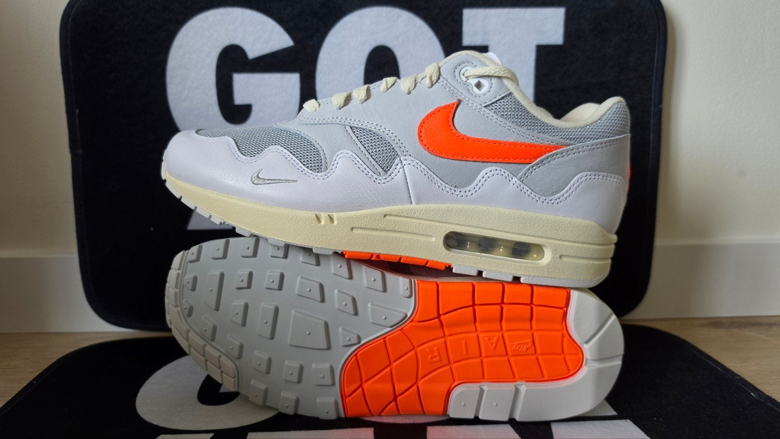 Nike Air Max 1 x Patta Wave "White Hyper Crimson" maat 43, Kleding | Heren, Schoenen, Ophalen of Verzenden, Nieuw, Wit