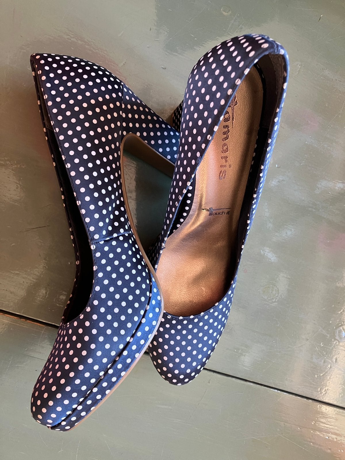 Tamaris pumps polkadot 41, Kleding | Dames, Pumps, Zo goed als nieuw, Verzenden, Blauw