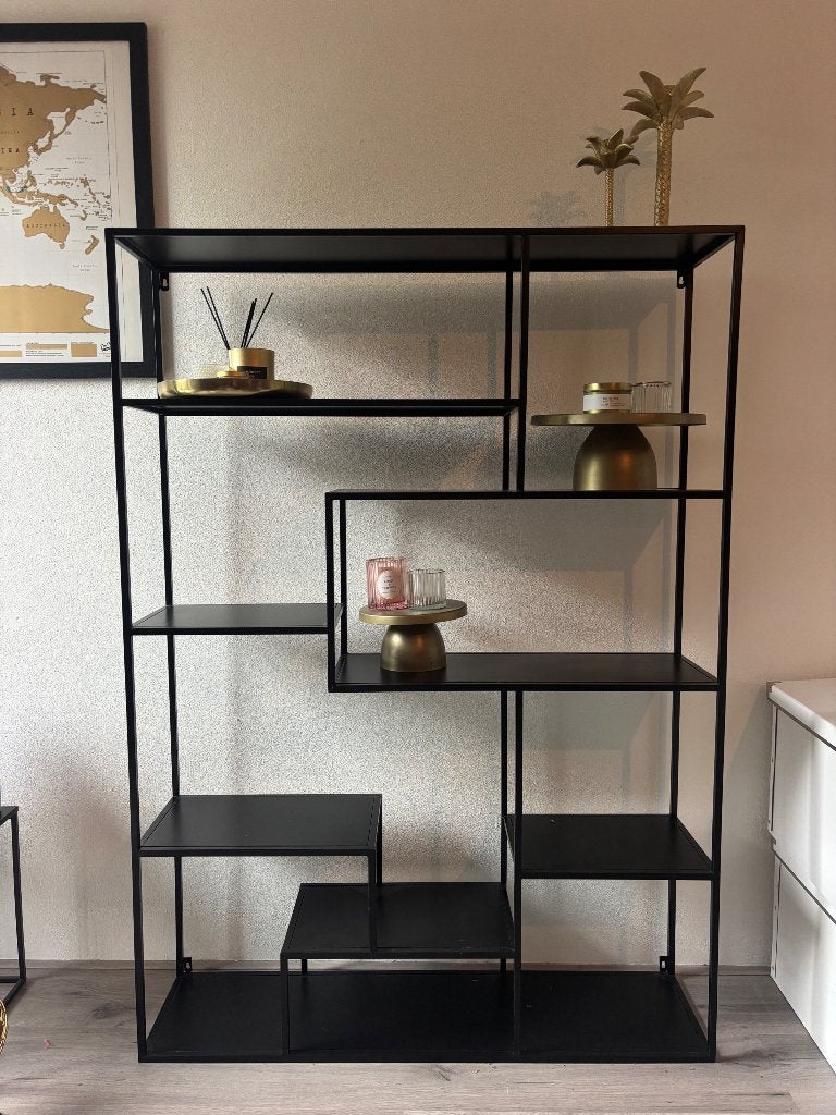 Zwarte vakkenkast met metalen frame, Ophalen, Met plank(en), 100 tot 150 cm, Zo goed als nieuw