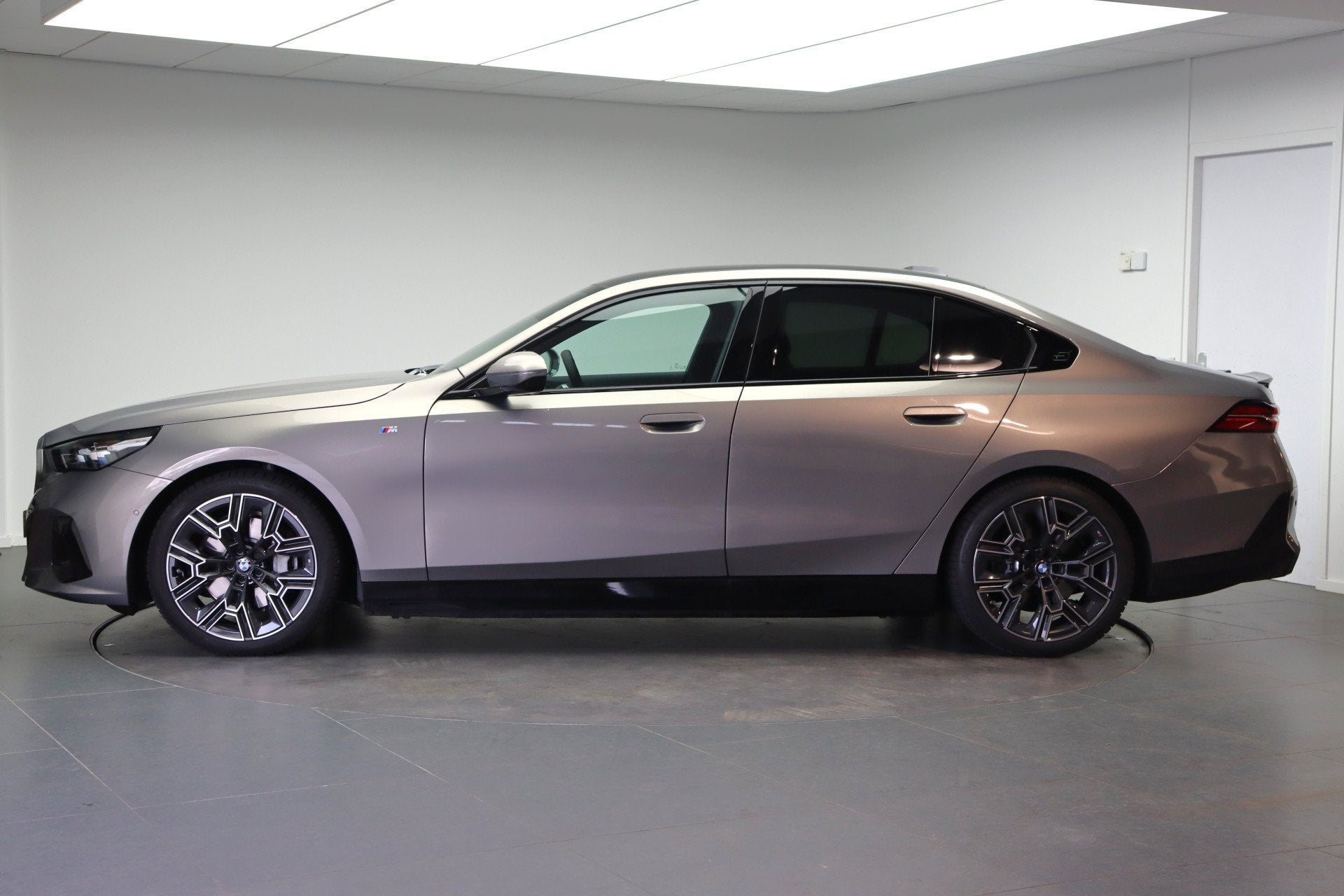 BMW i5 eDrive40 High Executive M Sport / Panoramadak / M Spo, Auto's, BMW, Achterwielaandrijving, Zwart, Met garantie (alle), 340 pk