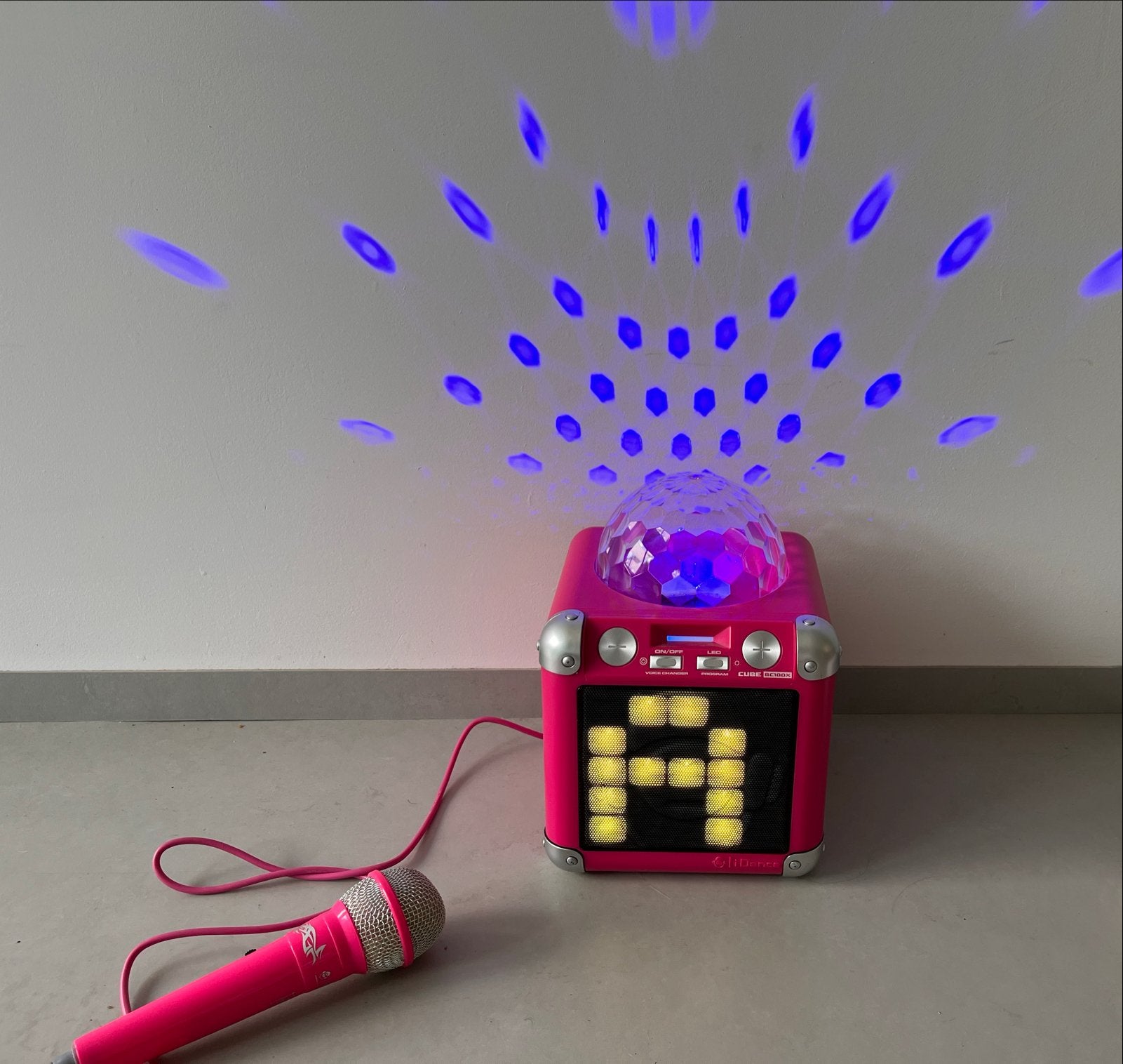 iDance Cube BC100X Karaokeset met microfoon en discolamp, Ophalen of Verzenden, Zo goed als nieuw, Complete set