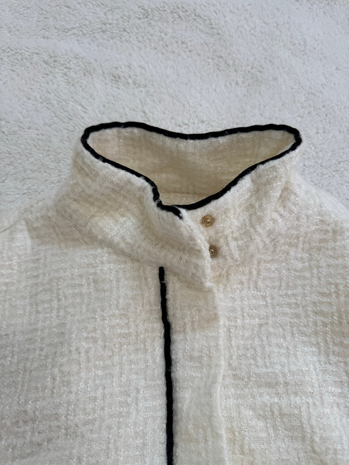 Crèmekleurig getextureerd jasje met zwarte bies, Kleding | Dames, Ophalen of Verzenden, Zo goed als nieuw, Maat 38/40 (M), Beige