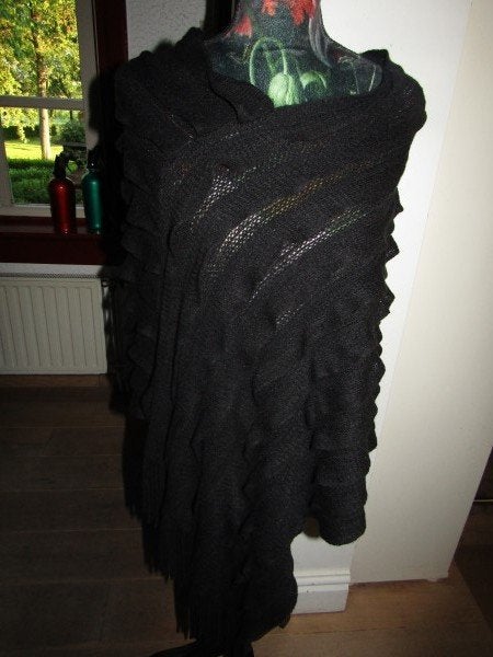 F1261 Poncho zwart gebreid franje, Verzenden, Zo goed als nieuw, Sjaal