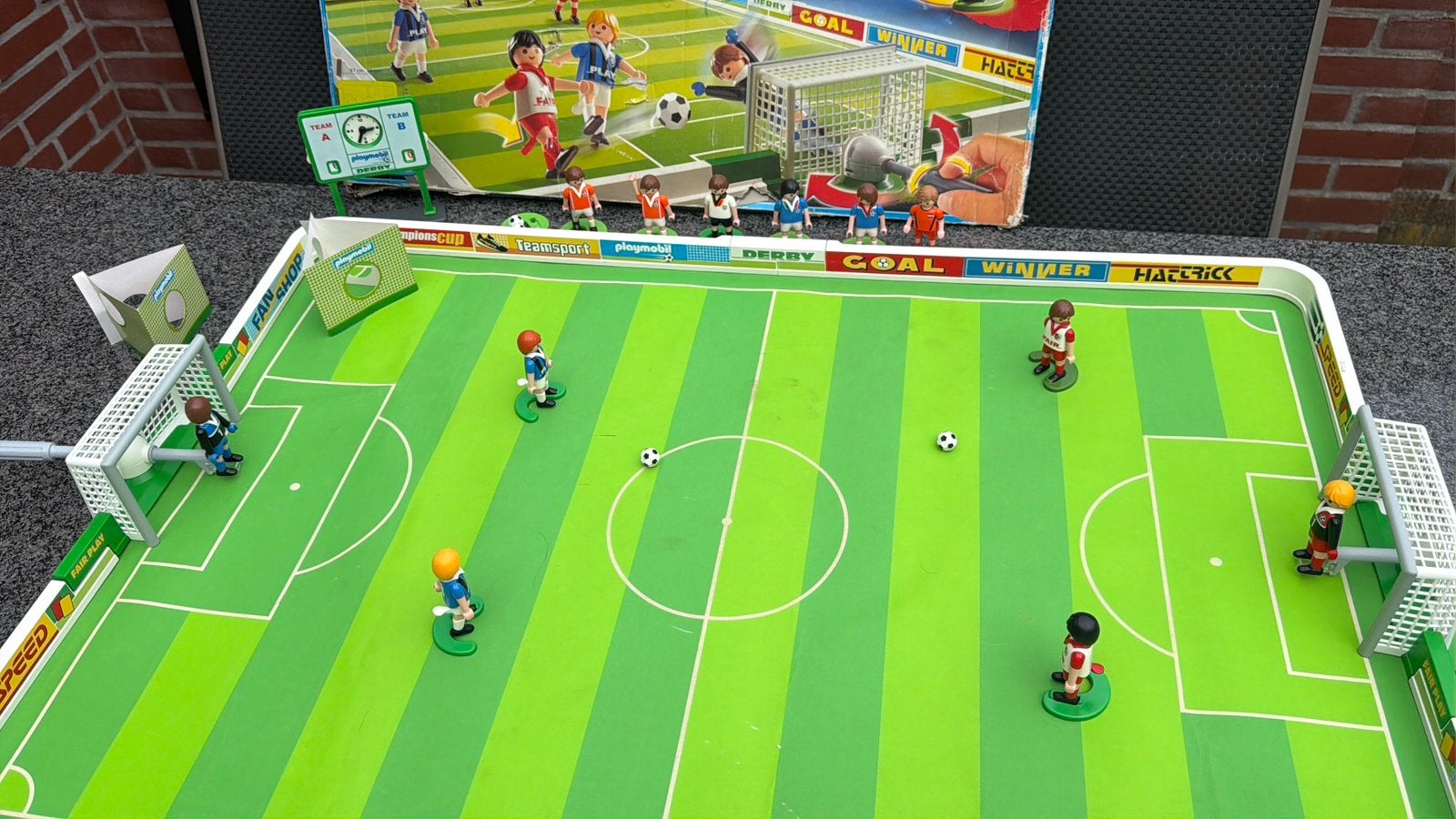 Playmobil set 4700: groot voetbalspel met (beschadigde) doos, Kinderen en Baby's, Speelgoed | Playmobil, Verzenden, Gebruikt