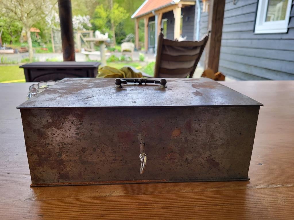 metalen kluisje met sleutel, Ophalen