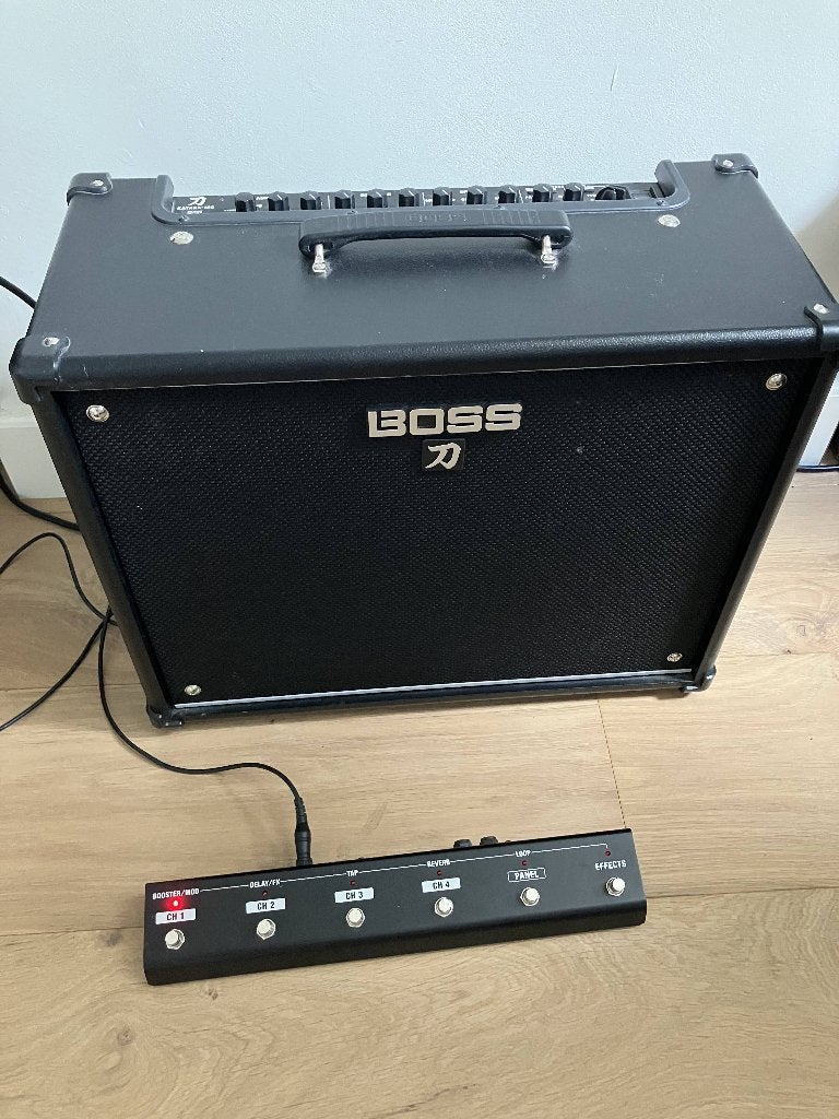 Boss Katana-100 MK1 gitaarversterker & footswitch, Muziek en Instrumenten, Ophalen, Zo goed als nieuw, Gitaar, 100 watt of meer