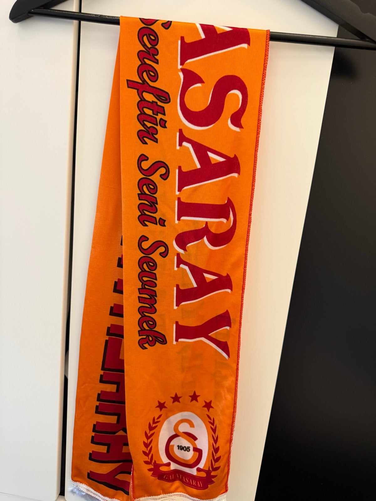 Galatasaray Sjaal Oranje/Rood Met Clublogo, Ophalen of Verzenden, Nieuw, Clubaccessoires