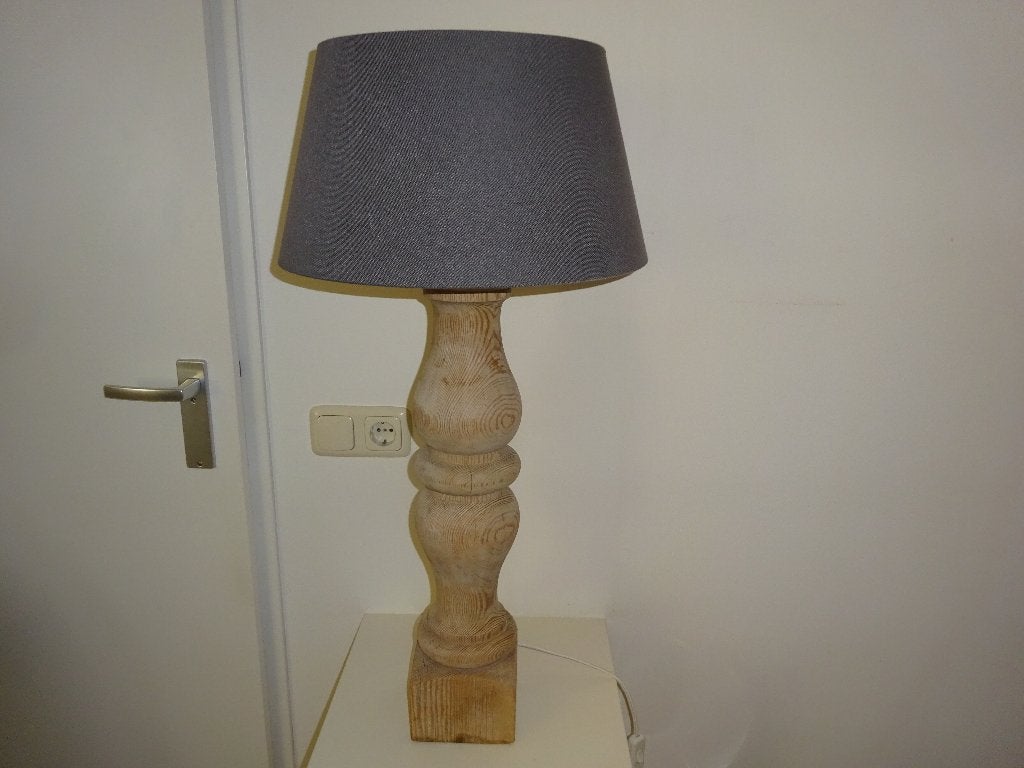 ROBUUSTE HOUTEN LAMPENVOET MET KAP, Huis en Inrichting, Ophalen of Verzenden, Gebruikt, Met kap