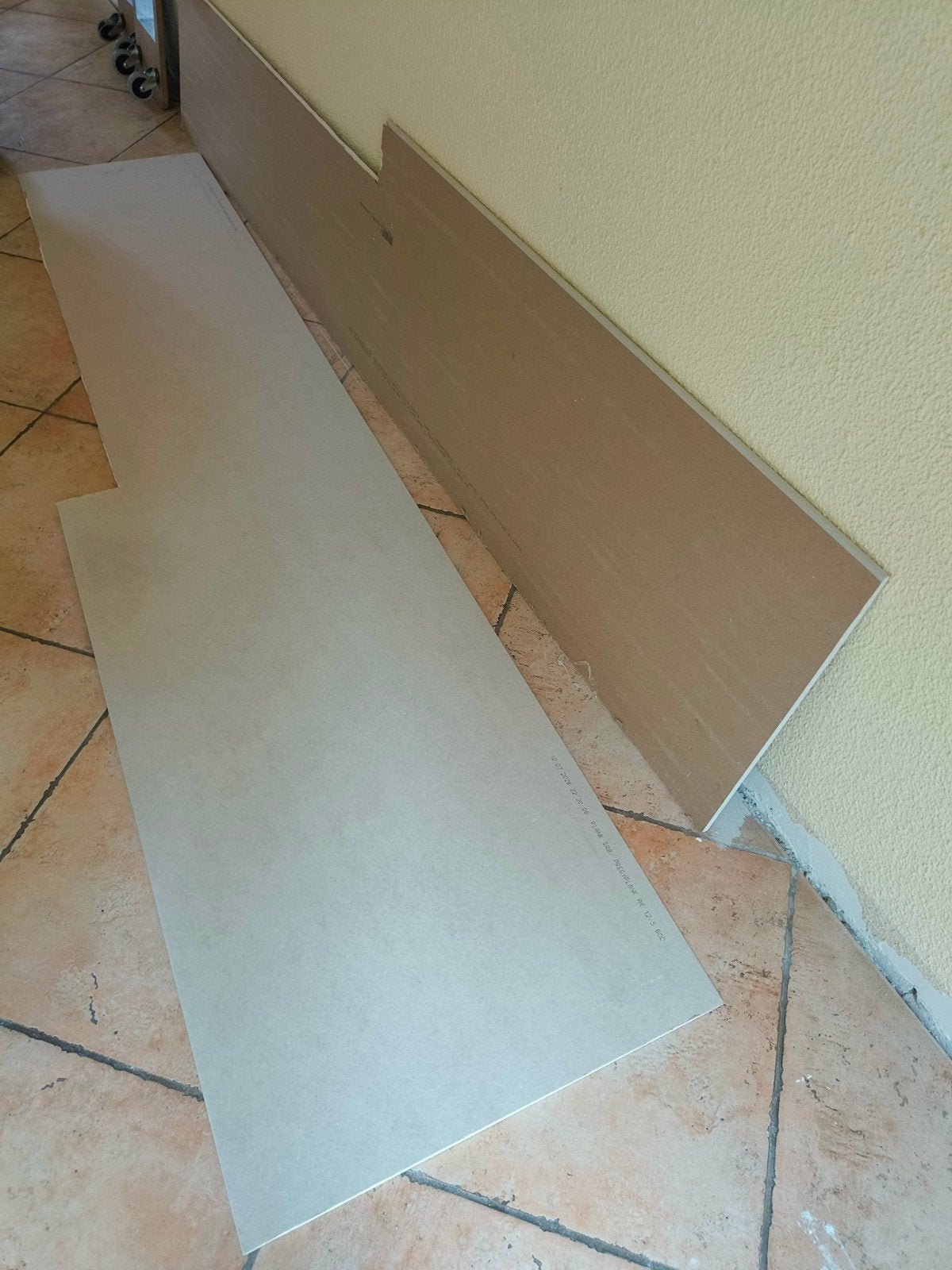 Gratis 2 gipsplaten 60x260 met hapje eruit, Doe-het-zelf en Verbouw, Ophalen