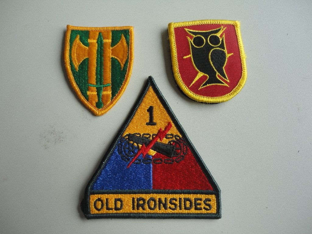 Drie buitenlandse mouwemblemen, Ophalen of Verzenden, Overige soorten, Overige gebieden, Embleem of Badge