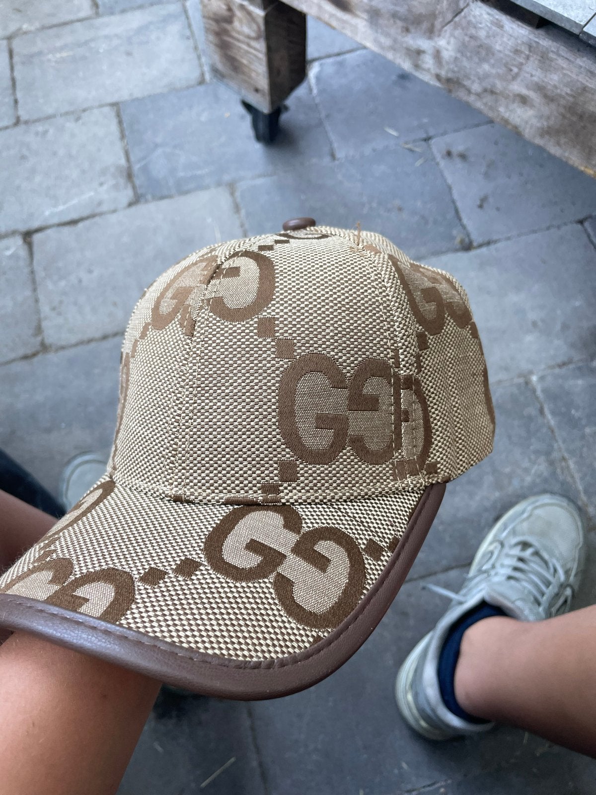 Bruine Gucci pet met groot logo, Kleding | Dames, Ophalen of Verzenden, Nieuw, One size fits all, Pet